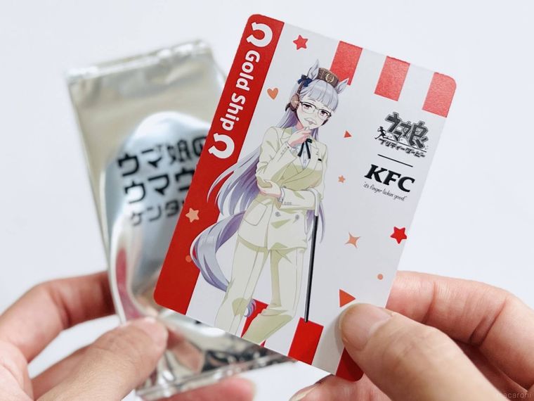 コラボ限定描き下ろしイラストトレーディングカードをパッケージから出した様子