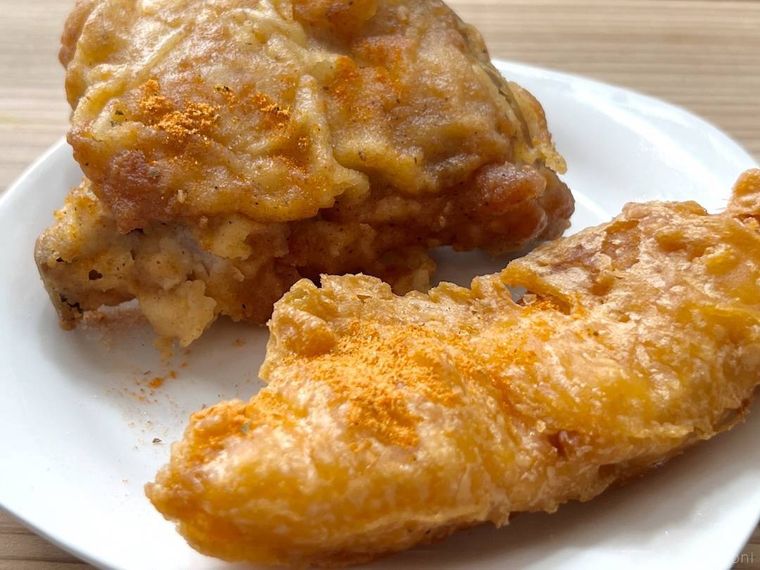 ケンタッキーのオリジナルチキンとカーネルクリスピーににんじんオッチャホイフリフリスパイスをかけた様子