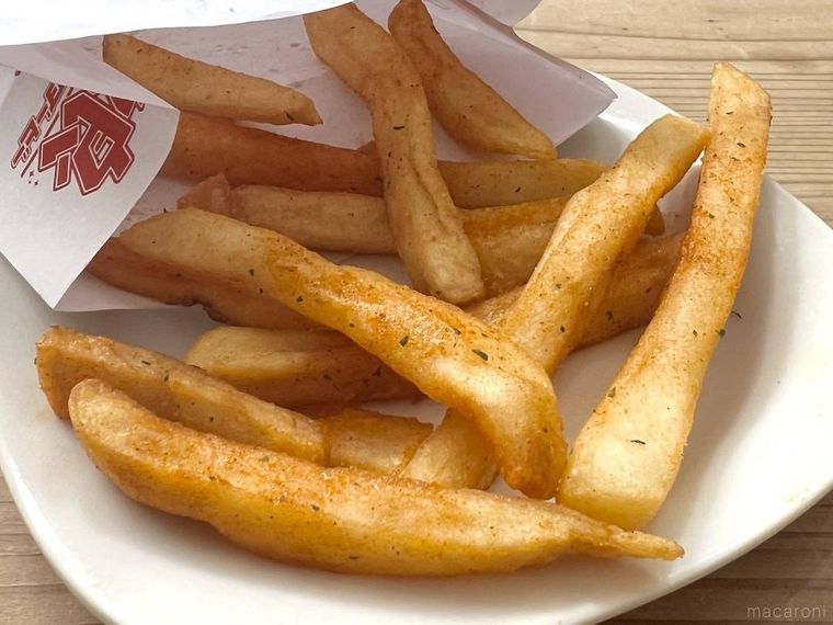 ケンタッキーのポテトににんじんオッチャホイフリフリスパイスをまぶした様子