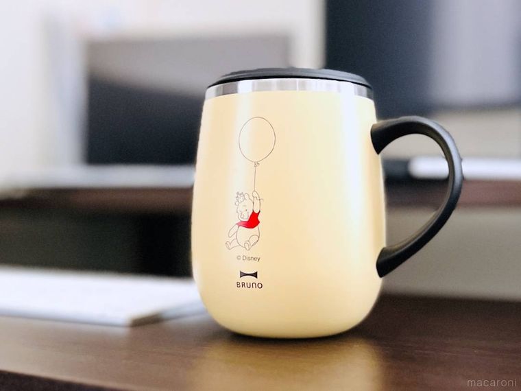 Pooh 蓋つきステンレスマグをデスクで使っている様子