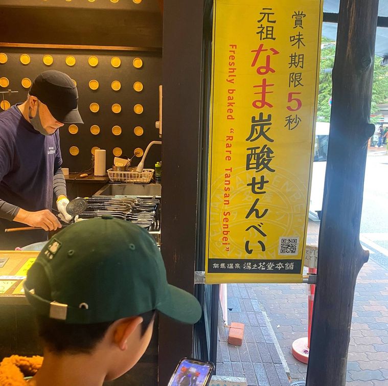 黄色い看板がある店頭