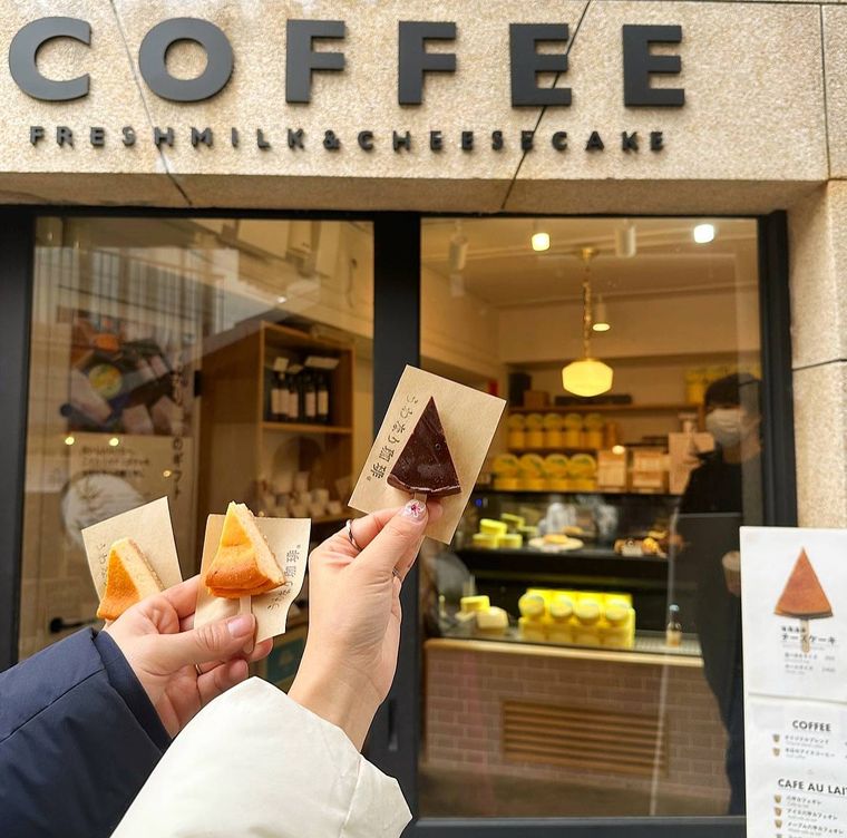 うわなり珈琲の入り口と串に刺さったチーズケーキ
