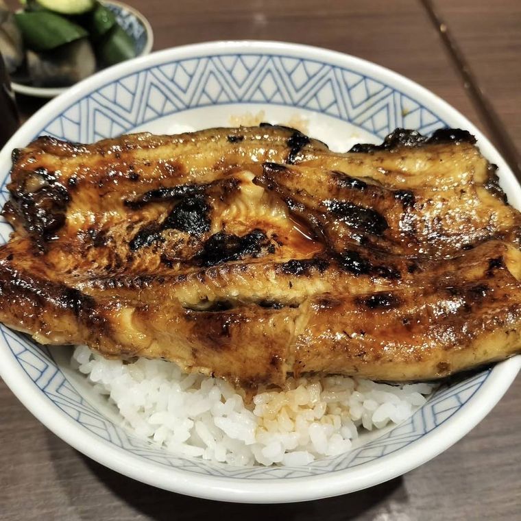 白ごはんに大きな鰻がのった丼