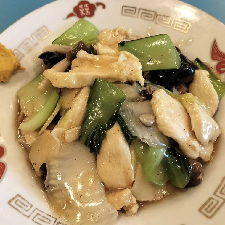 たっぷりの野菜がのったあんかけ焼きそば