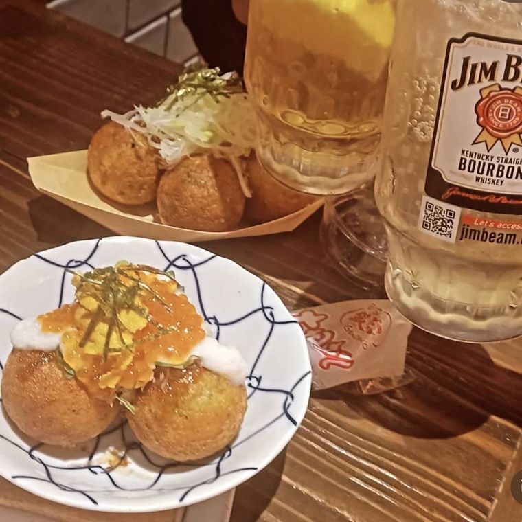 カウンター席でいただく、いくらと雲丹がのったたこ焼き、ハイボール