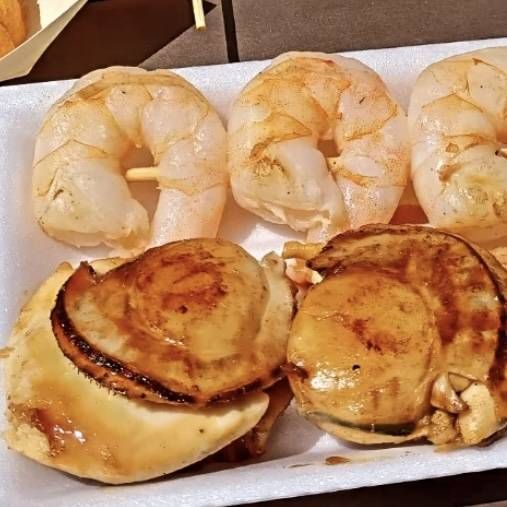 串に刺さったぷりぷりエビのバター焼き串、ほたてのバター焼き串の順