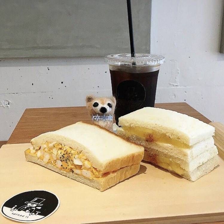 卵をたっぷり挟んだたまごサンドイッチとアイスコーヒー