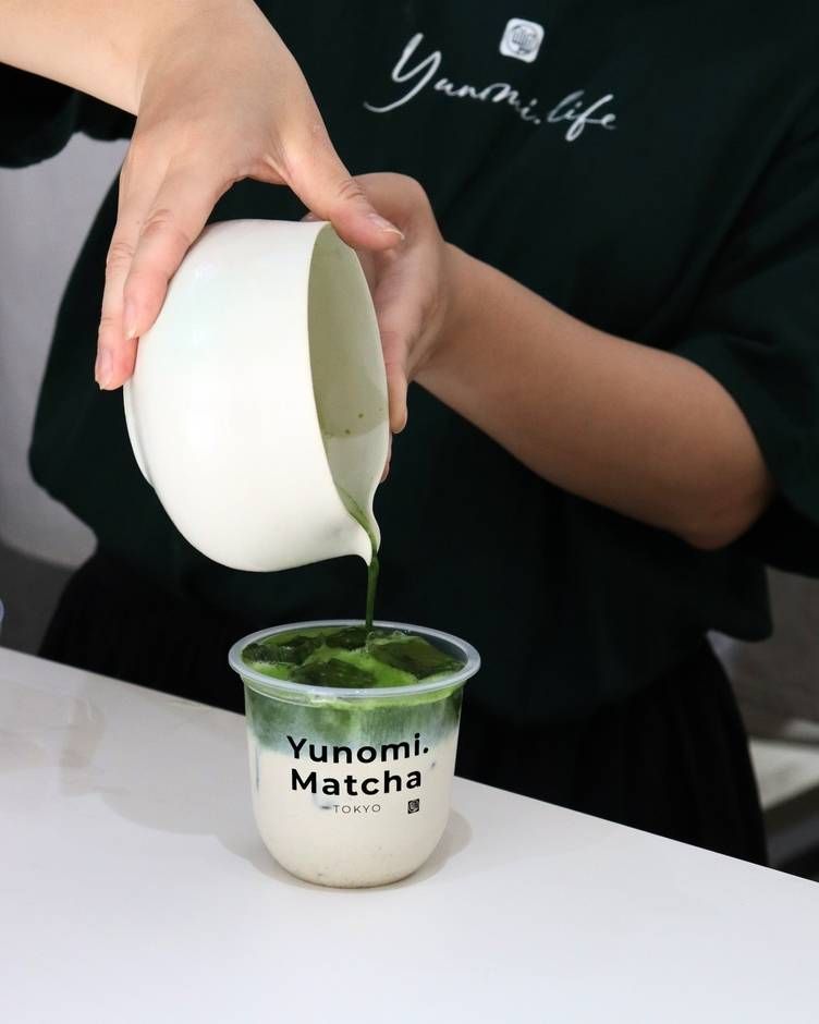 ミルクに抹茶を注いで作る抹茶ラテ