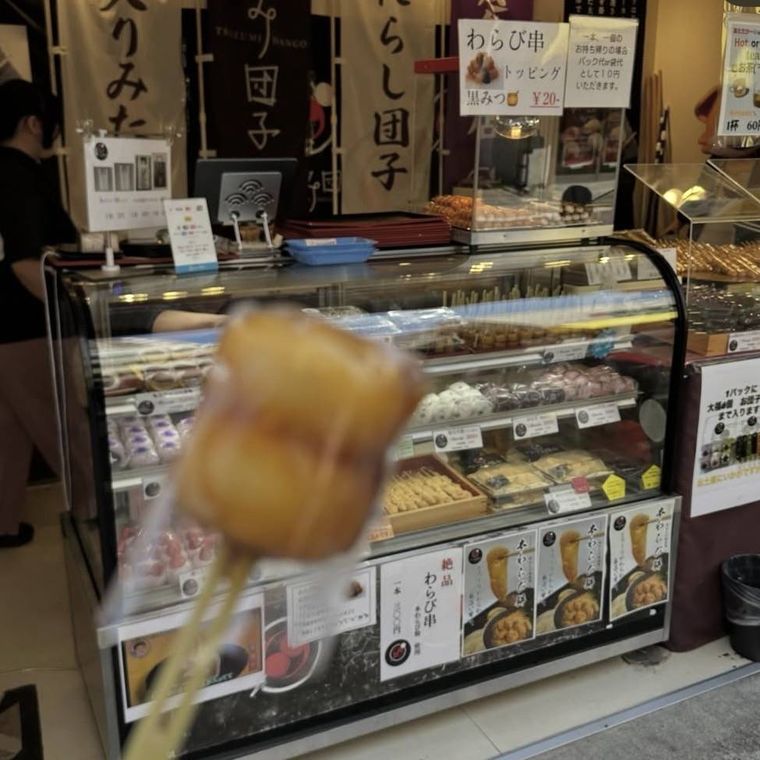 食べ歩きにぴったりのサイズ感のお団子