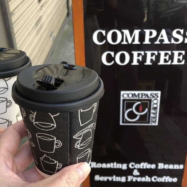 黒いカップに入ったコーヒー