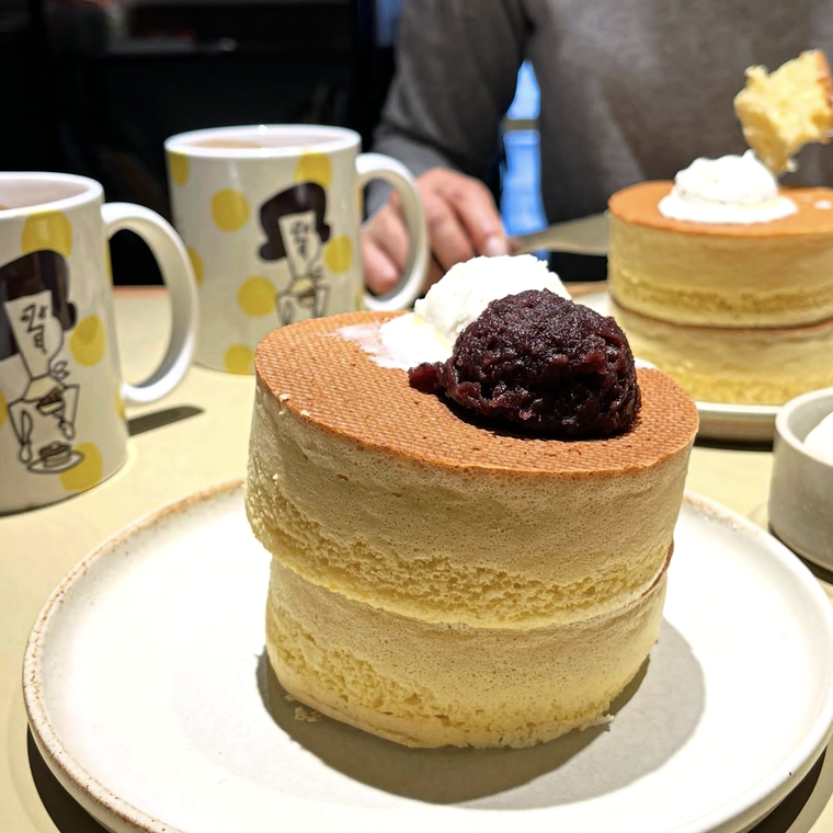 2段重ねの米粉ホットケーキに、ホイップとつぶあんがのっている