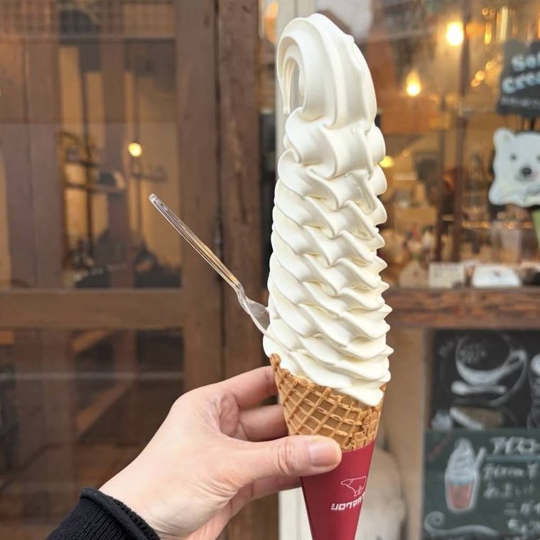 高さ30cmほどのミルクソフトコーン