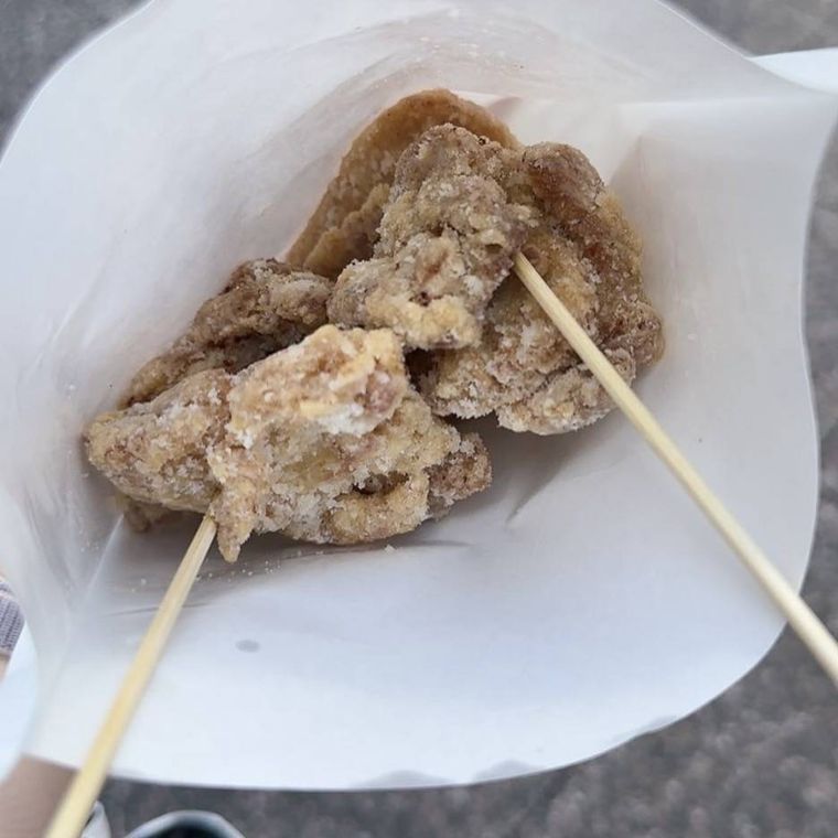 串にささった唐揚げが2本入っている