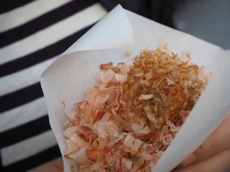 かつおぶしがたっぷりとのった焼きおにぎり