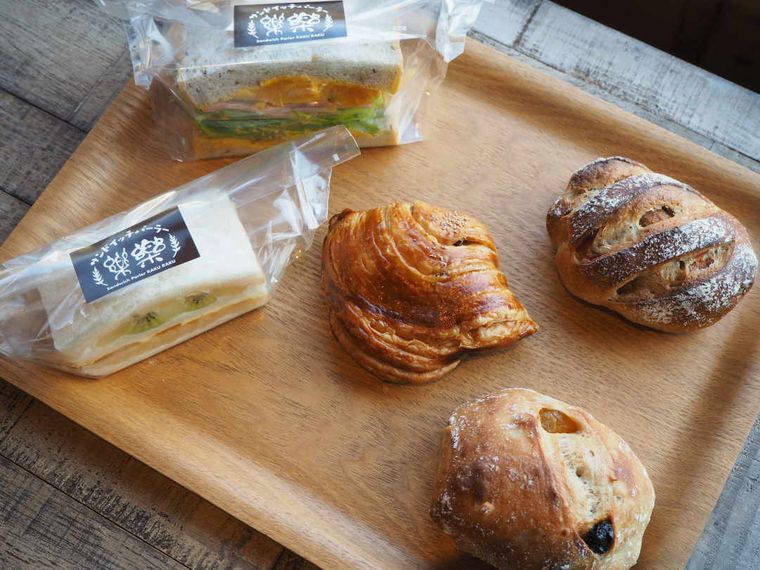 木のトレーに並んだ5種類のパン
