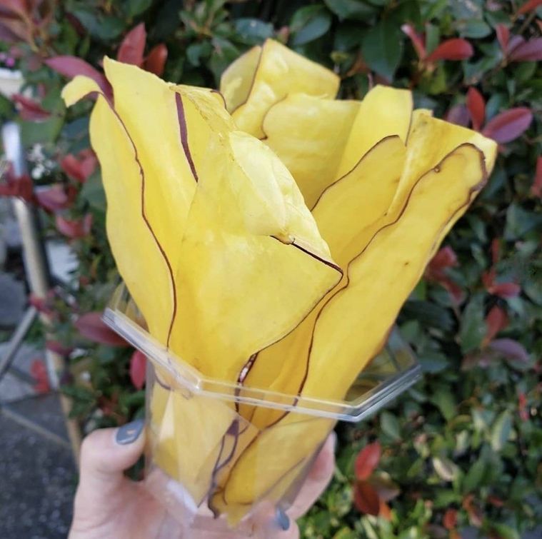 おさつ庵のおさつチップスを手に持つ