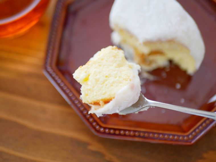 もちチーズケーキMochi Cheese Cakeをひと口フォークで持ち上げている様子