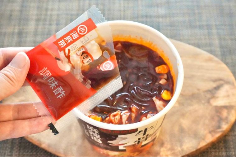 カップ麻辣湯に調味酢を足す様子