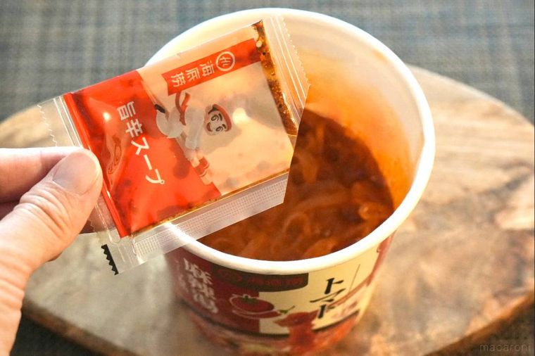 カップ麻辣湯に旨辛スープを足す様子