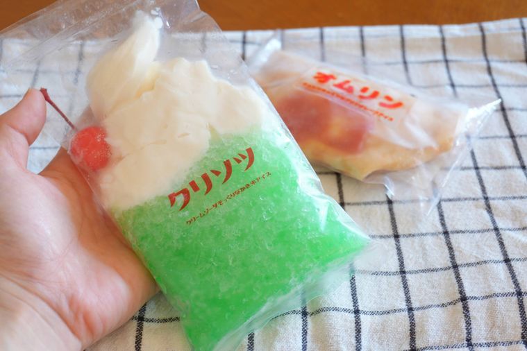 クリソツを手に持っている