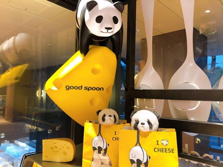 グッドスプーン店内に置かれたチーズを持ったパンダのオブジェ