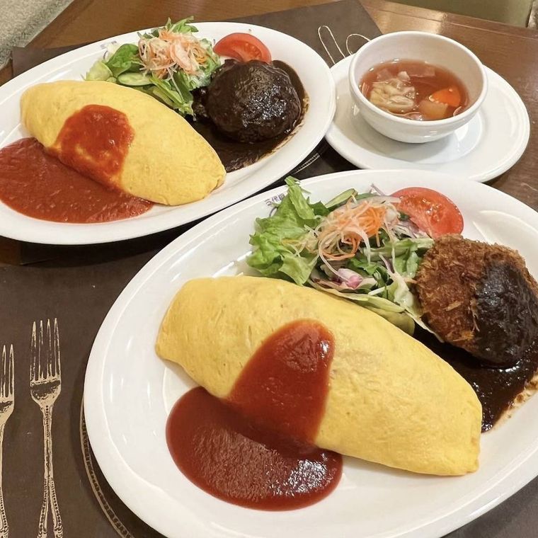 器に盛られたオムライスとハンバーグ