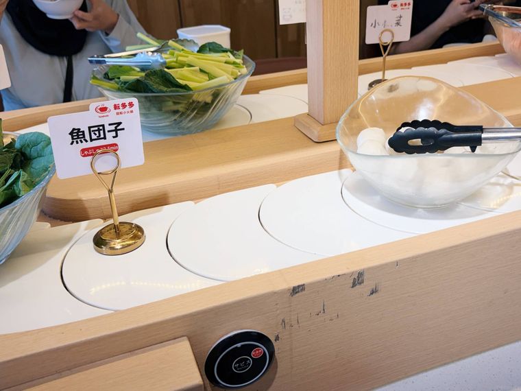 転多多の具材が回るレーン