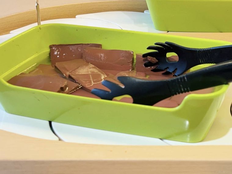 緑の器に入った鴨の血