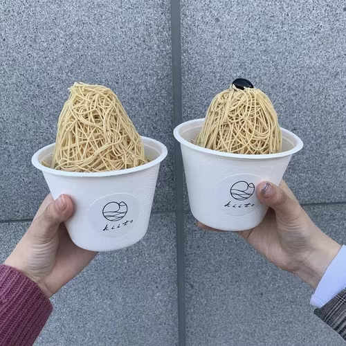 モンブランソフトミルクとモンブランソフト静岡茶を手に持った様子