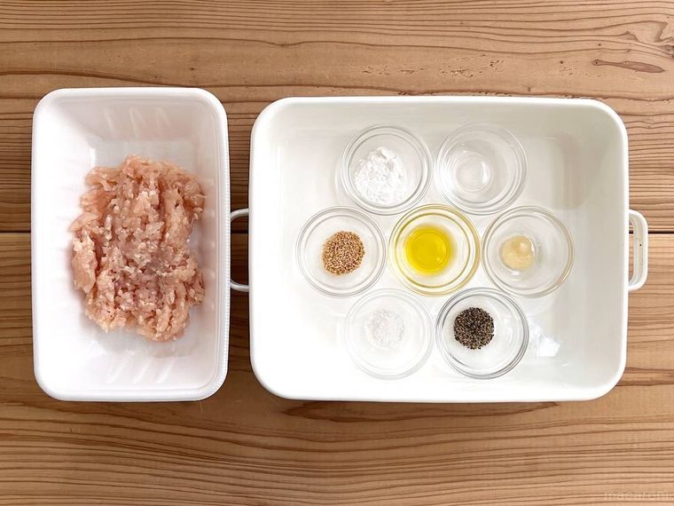 鶏ひき肉、片栗粉、水、調味料が並んでいる様子