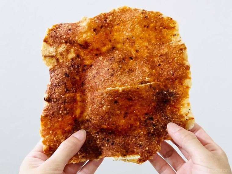 鶏ひき肉で作ったポテトチップス風スナックを両手で持っている様子