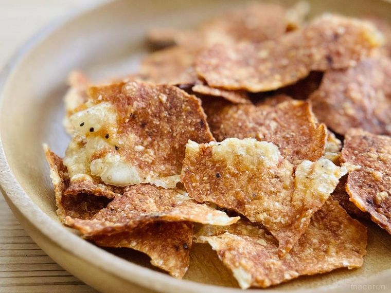 鶏ひき肉で作ったポテトチップス風スナックを木の皿に盛り付けた様子