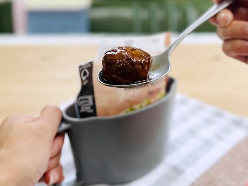 スリーコインズのミールマグから、肉団子を取り出した様子