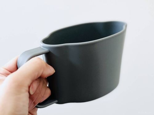 スリーコインズのミールマグを手で持っている様子
