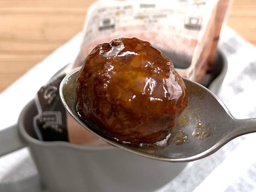 肉団子をスプーンですくった様子