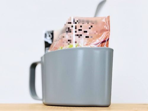 スリーコインズのミールマグにパウチ食品をセットした様子
