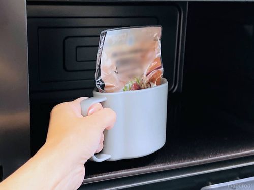 スリーコインズのミールマグにパウチ食品をセットし、電子レンジの庫内に入れている様子