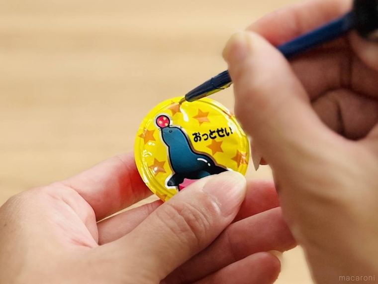 ひと口ゼリーの容器の端に穴を開けている様子