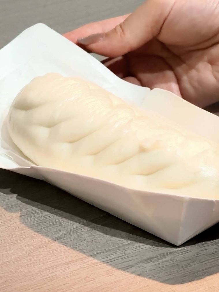 袋から取り出した餃子ドッグ