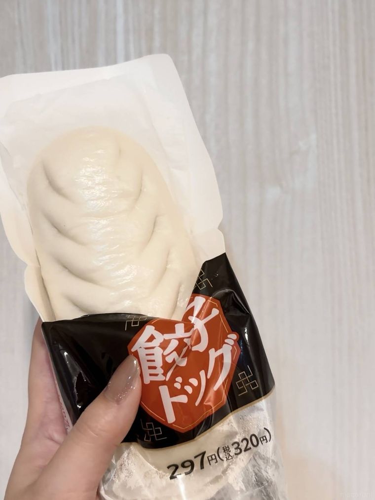 袋から半分出した餃子ドッグ