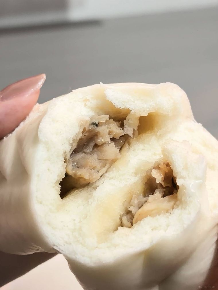 半分に割った餃子ドッグ