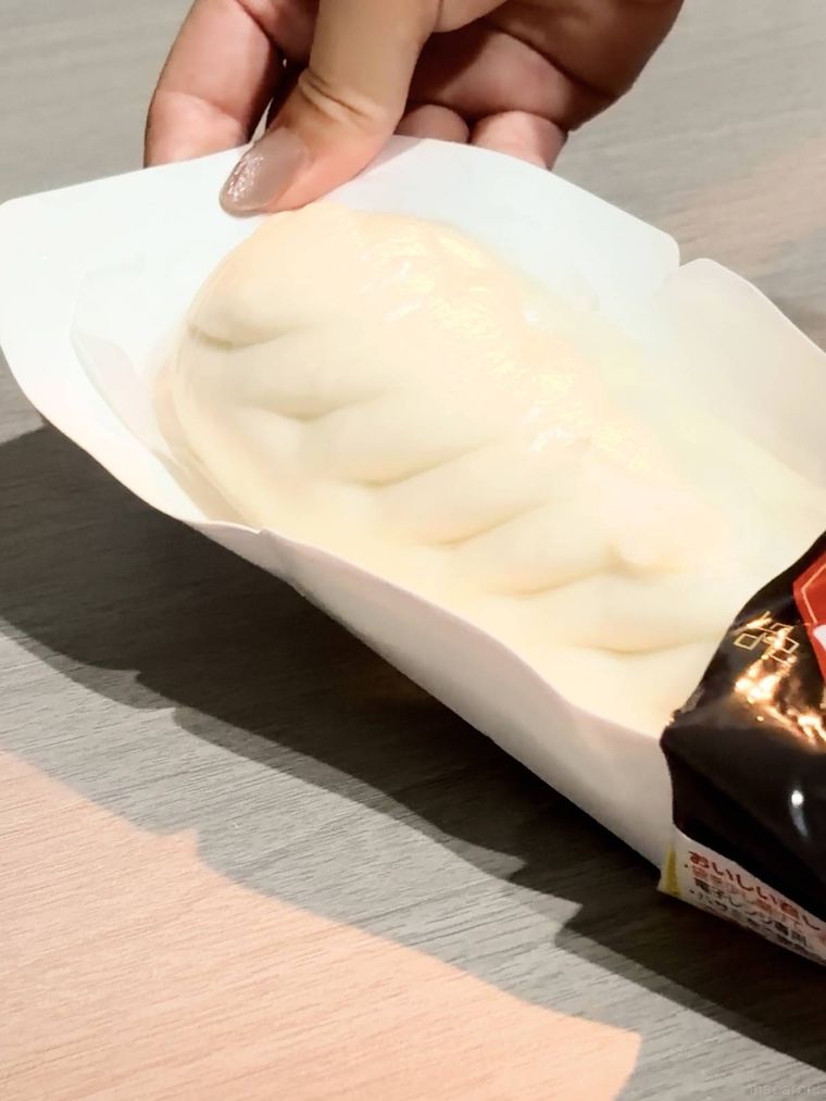袋から出した餃子ドッグ