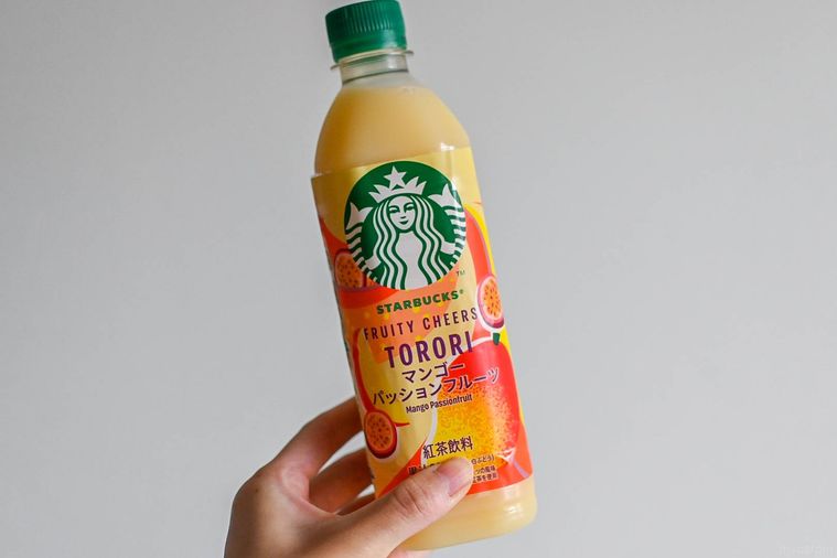 ペットボトルを持っているところ