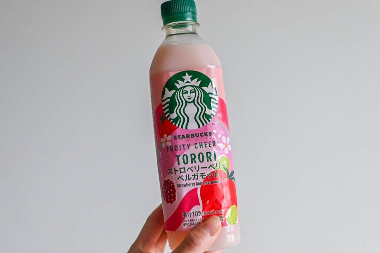 ペットボトルを持っているところ