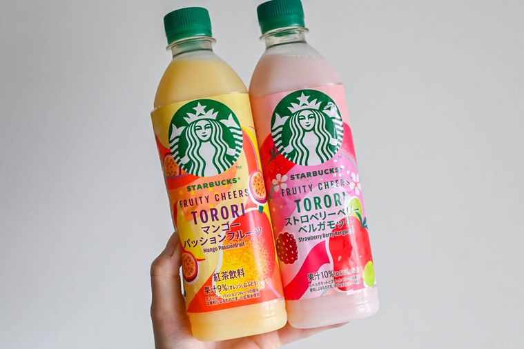 ペットボトルを持っているところ