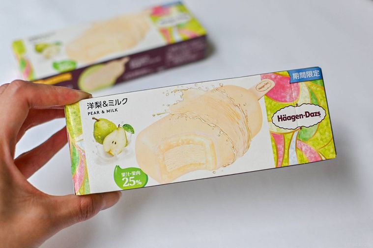 アイスのパッケージを持っているところ