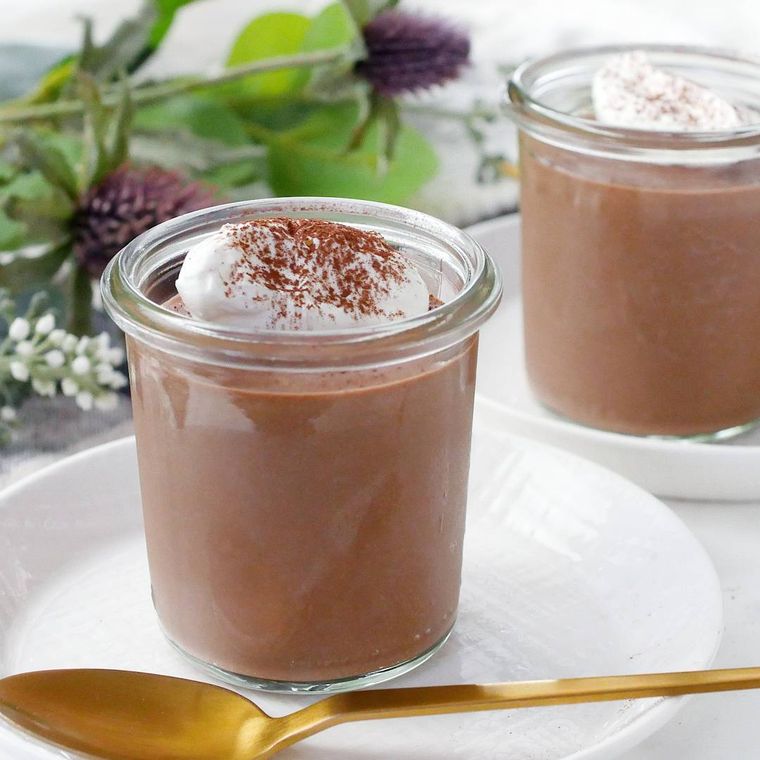 ガラスの容器に入った豆腐のなめらかチョコムース