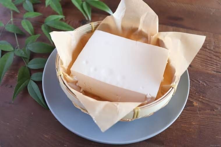 豆腐を竹ザルに盛り付けた様子