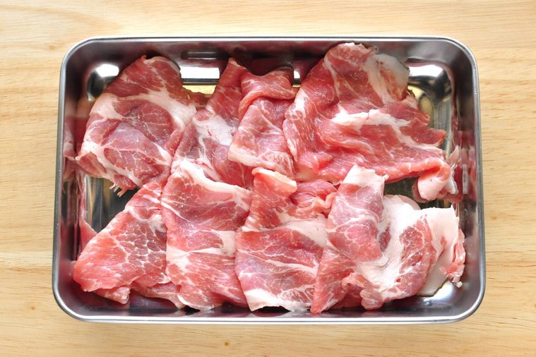 調理用バットに並べられた冷しゃぶ用豚薄切り肉