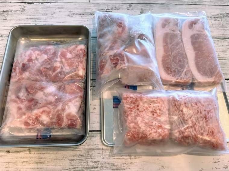 豚のこまぎれ肉やブロック肉などを、ジップ付きの保存袋に入れた様子